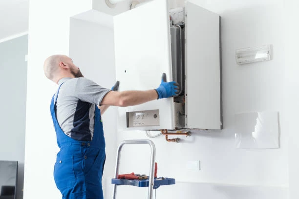 Técnico a reparar caldeira